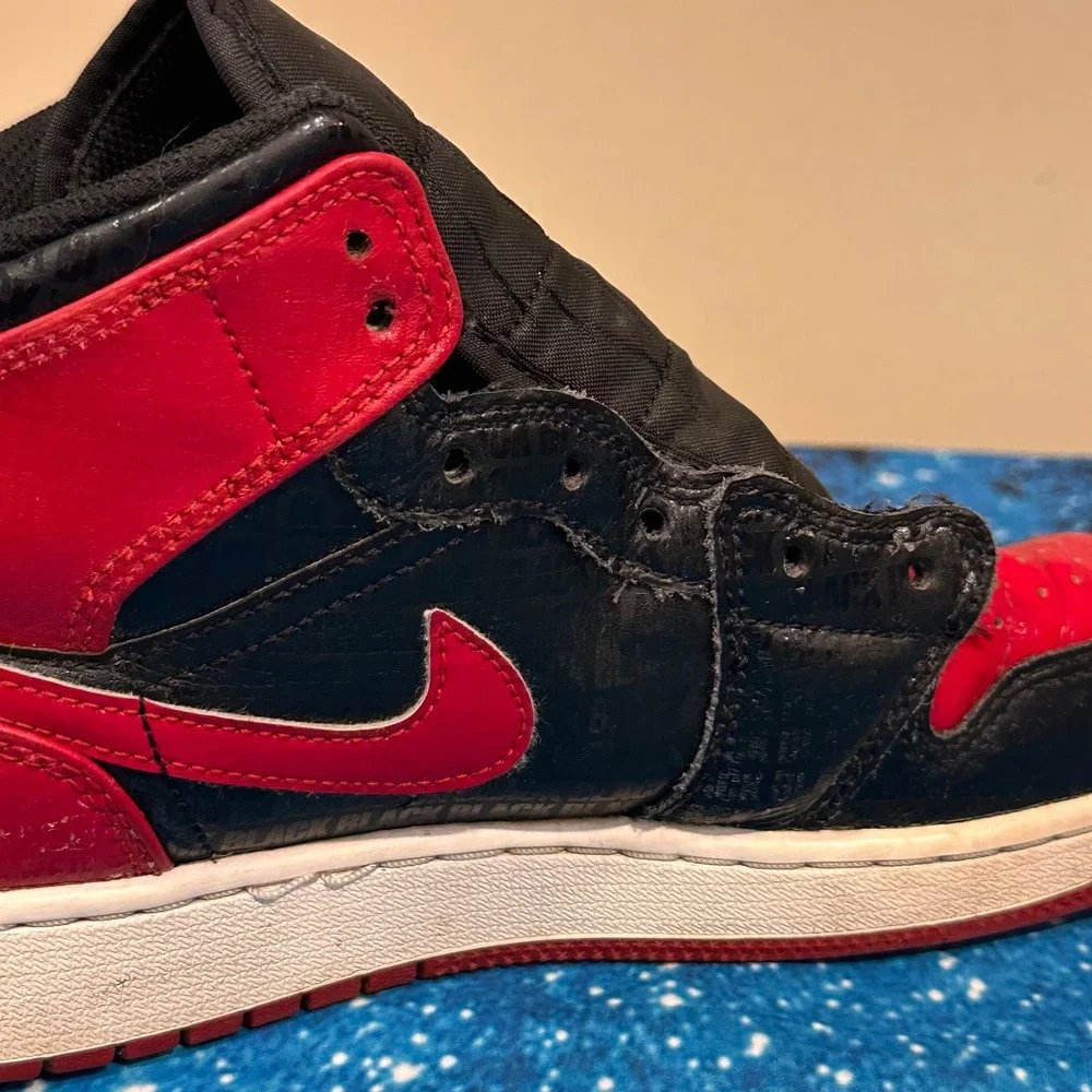 Jordan 1 Mid GS Bred Text Black Red White DM9650-001 Size 7Y Mens 7 Womens 8.5